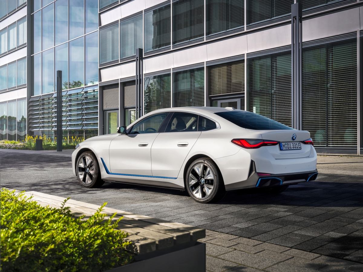 bmw_i4_duoc_uu_dai_len_den_10_gia_tri_xe.jpg