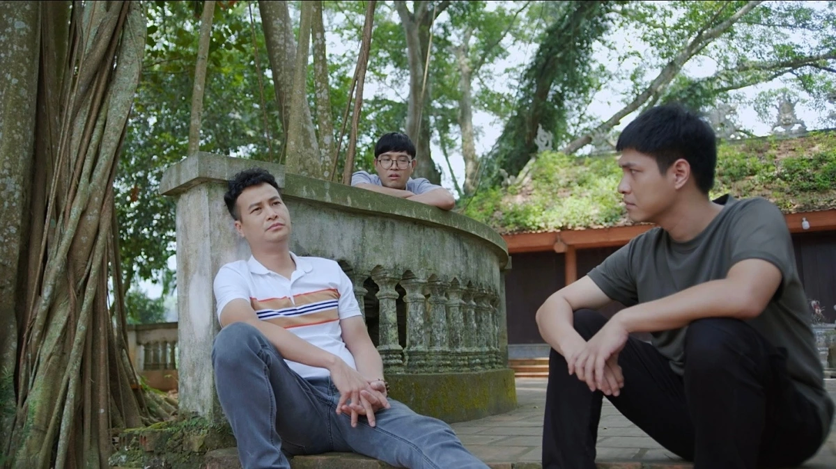 "Vui lên nào anh em ơi" xoay quanh hành trình khởi nghiệp đầy khó khăn nhưng cũng vô cùng hài hước, thú vị của ba chàng trai Tiến, Thắng, Hưng. Những lần khởi nghiệp thất bại của nhóm bạn thân Tiến, Thắng, Hưng nhiều tới mức đếm bằng cả bàn tay, bàn chân không hết, khiến gia đình của cả ba đều ngán ngẩm, đồng thời phê phán tình bạn của họ. Từ đó, cả ba quyết tâm cùng nhau gây dựng sự nghiệp, công danh để chứng minh giá trị với đời. 