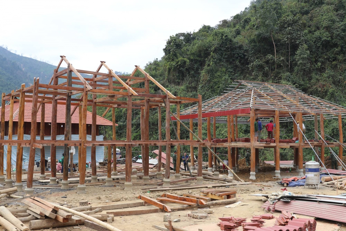 Những căn nhà dần hoàn thiện trong niềm vui, phấn khởi của bà con vùng lũ Mường Pồn.
