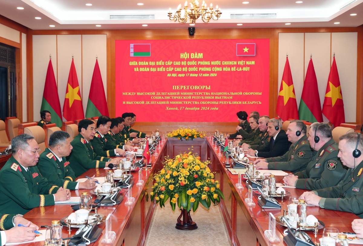 Đại tướng, Bộ trưởng Bộ Quốc phòng Phan Văn Giang và Trung tướng Viktor Gennadievich Khrenin, Bộ trưởng Quốc phòng Belarus tiến hành hội đàm. (Ảnh: Trọng Đức)