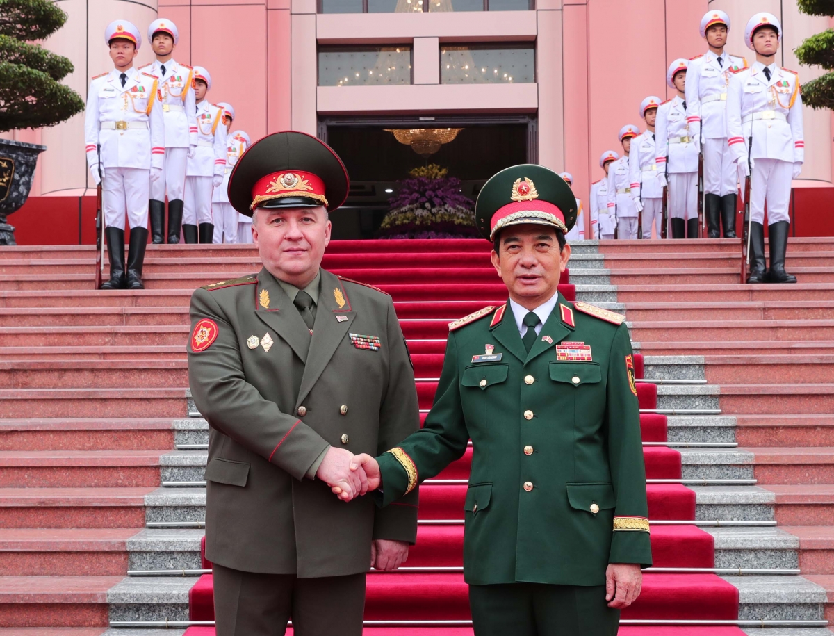 Đại tướng, Bộ trưởng Quốc phòng Phan Văn Giang và Trung tướng Viktor Gennadievich Khrenin, Bộ trưởng Quốc phòng Belarus tại lễ đón. (Ảnh: Trọng Đức)