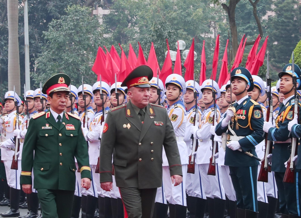 Đại tướng, Bộ trưởng Quốc phòng Phan Văn Giang và Trung tướng, Bộ trưởng Quốc phòng Belarus Viktor Gennadievich Khrenin duyệt Đội danh dự QĐND Việt Nam tại lễ đón. (Ảnh: Trọng Đức)