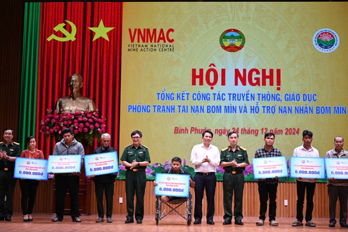 Đại diện VNMAC, Hội Hỗ trợ khắc phục hậu quả bom mìn Việt Nam phối hợp với Sở Lao động - Thương binh và Xã hội tỉnh Bình Phước tặng quà cho các gia đình nạn nhân bom mìn có hoàn cảnh khó khăn trên địa bàn