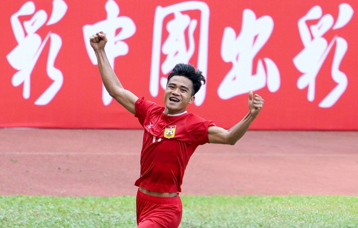 Bounphachan Bounkong trong màu áo ĐT Lào. (Ảnh: Getty).