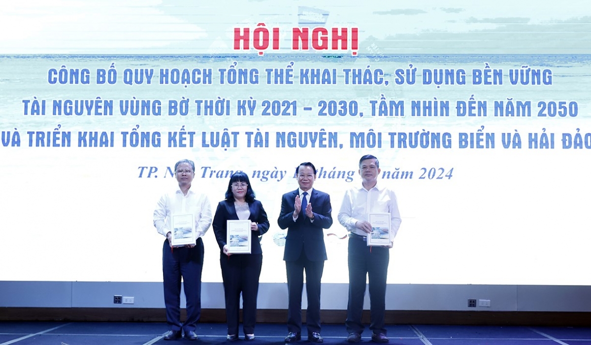 Bộ trưởng Bộ Tài nguyên và Môi trường Đỗ Đức Duy trao Hồ sơ Quy hoạch tổng thể khai thác, sử dụng bền vững tài nguyên vùng bờ thời kỳ 2021 - 2030, tầm nhìn đến năm 2050 cho đại diện UBND các tỉnh