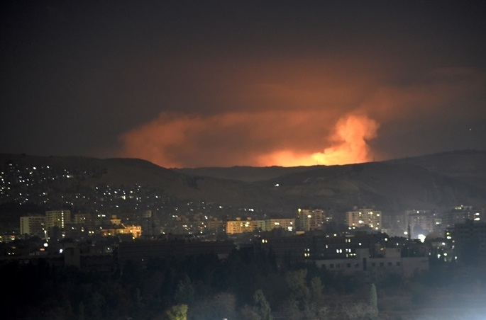 Khói bốc lên do một loạt các cuộc không kích của Israel vào Damascus, Syria. (Ảnh: Xinhua)