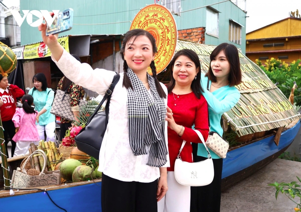 The festival helps to promote the floating market as a unique and exciting destination for both domestic and international visitors to enjoy. It also offers opportunities in which local businesses have a platform in which to introduce their products.