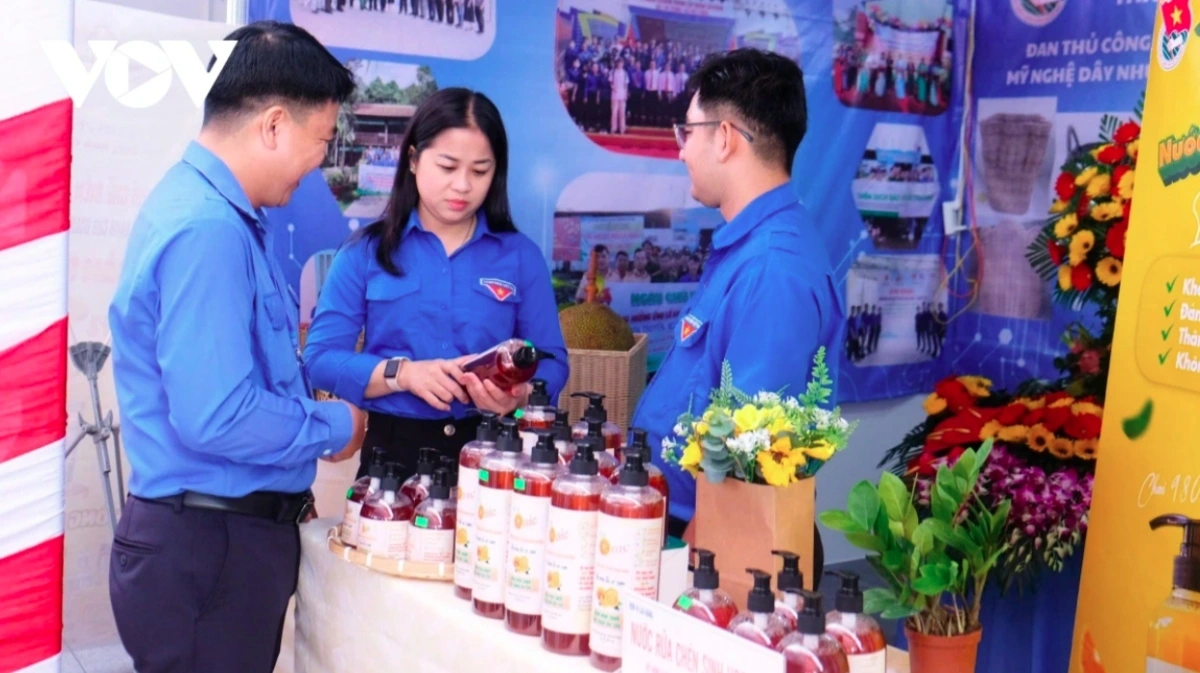 As many as 105 stalls are set up along the river as a means of introducing local specialties to guests, including traditional southern cakes, fruit, and tourism products.
