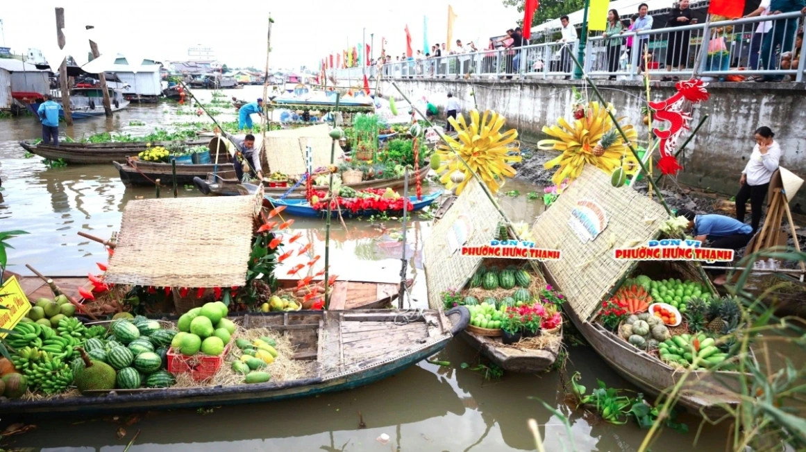 The highlight of the festival is a showcase of the dozens of trading boats which sell various delicacies and agricultural products at the market, as well as a typical parade involving all boats going along the Cai Rang River.