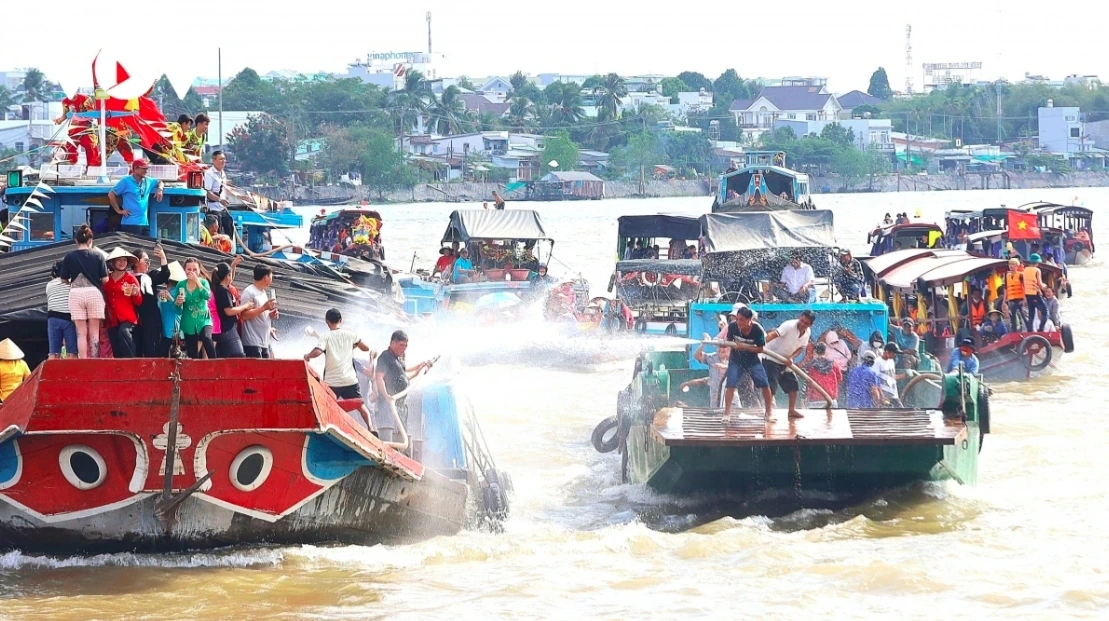 A wide range of activities are held at the function, including a fashion show of áo bà ba, a traditional outfit worn by people in the southern region, a traditional “đờn ca tài tử” (southern folk music) singing contest, and folk games.