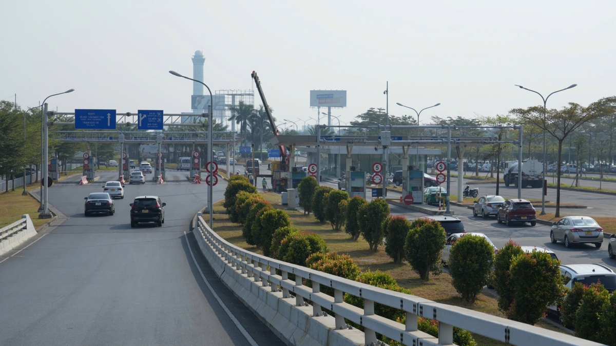 Lối vào bãi đỗ xe sân bay Nội Bài.