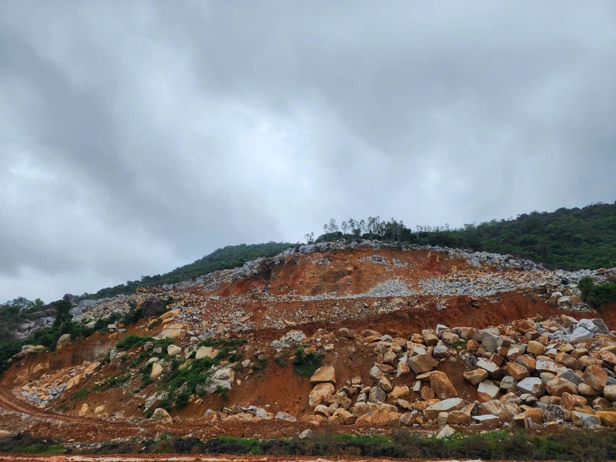 Tại dự án Chí Thạnh – Vân Phong, các mỏ vật liệu đất như mỏ Cây Tra, mỏ Hóc Thuần đã được cấp phép khai thác nhưng lại có tỷ lệ đá lớn từ 40%-70% đá