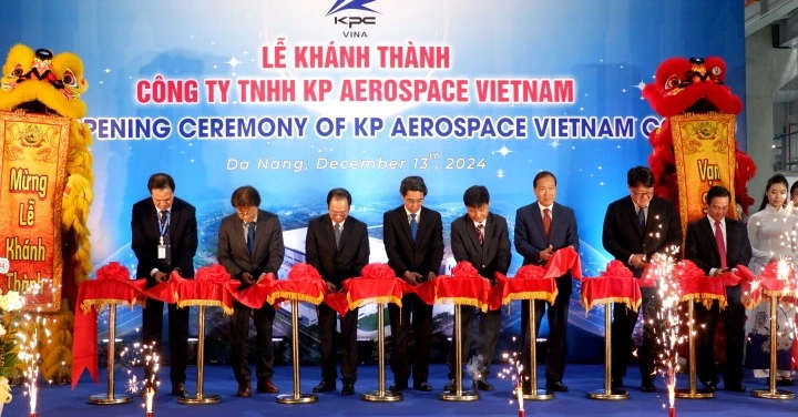 Cắt băng khánh thành Nhà máy sản xuất linh kiện Hàng không KP Vina