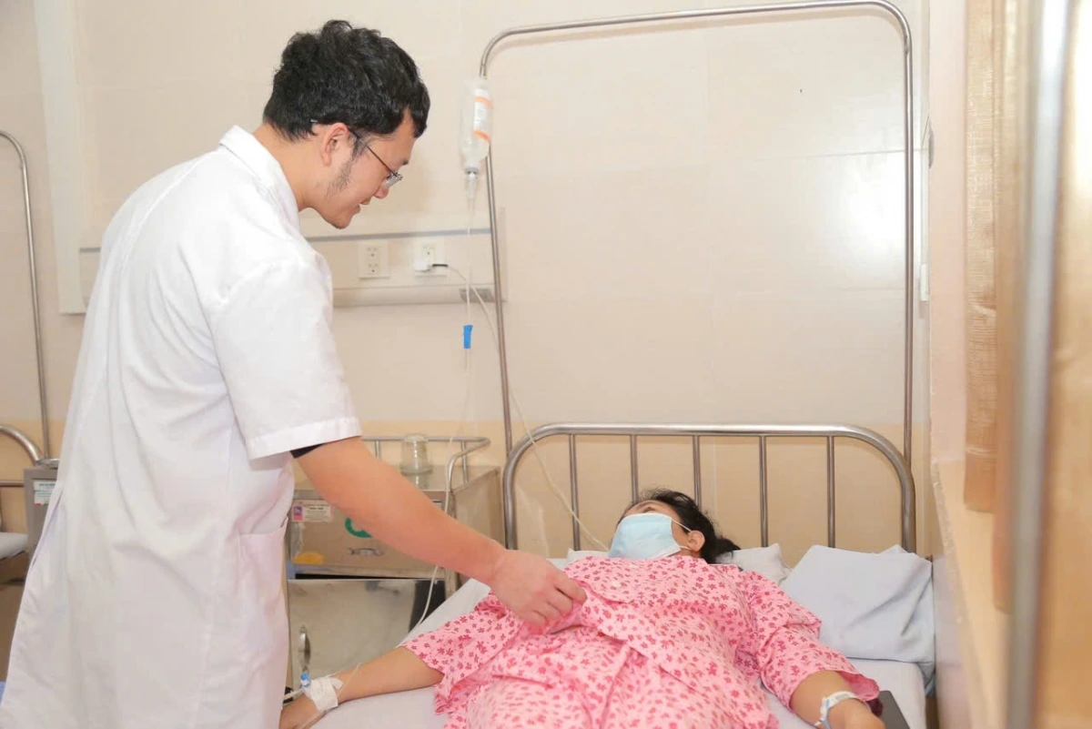 Chị N.T.S. có khối u buồng trứng to bằng quả bưởi chèn ép vào các cơ quan xung quanh