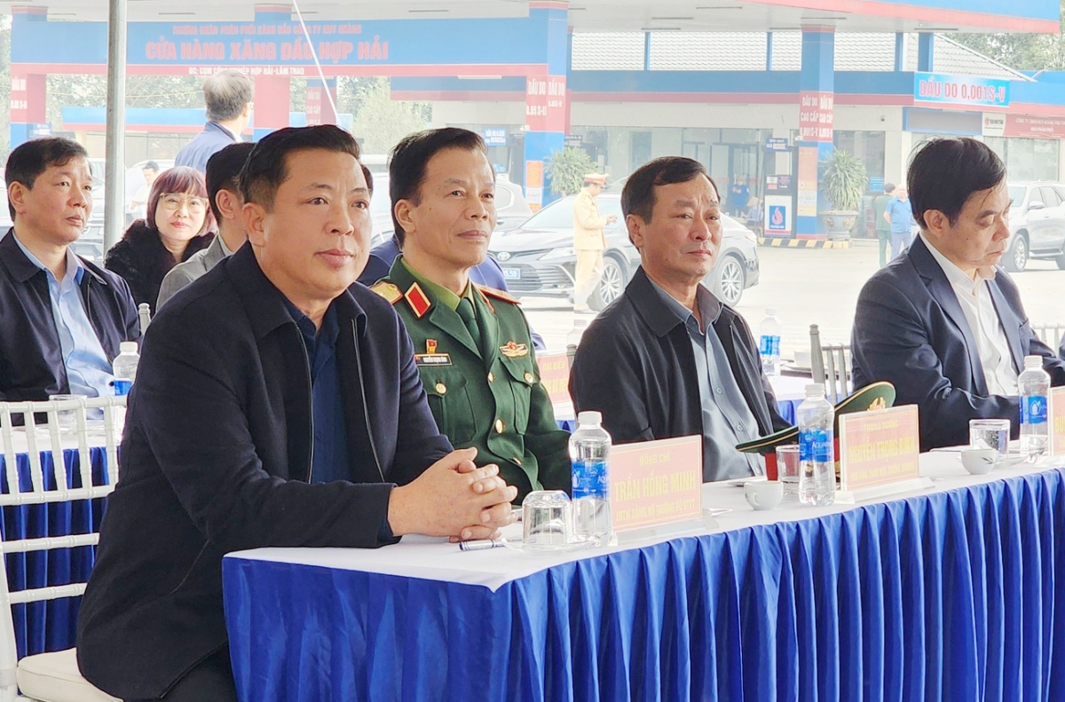 Bộ trưởng Bộ GTVT Trần Hồng Minh, Trung tướng Nguyễn Trọng Bình - Phó Tổng tham mưu trưởng Quân đội Nhân dân Việt Nam, Chủ tịch UBND tỉnh Phú Thọ Bùi Văn Quang và các lãnh đạo sở, ban, ngành của tỉnh tham dự sự kiện.
