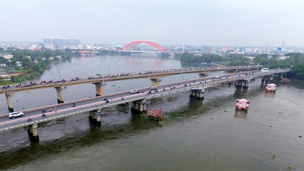 Cầu Bình Triệu 1 (phải) sẽ được nâng tĩnh không thêm 1,1m (ảnh A.X)