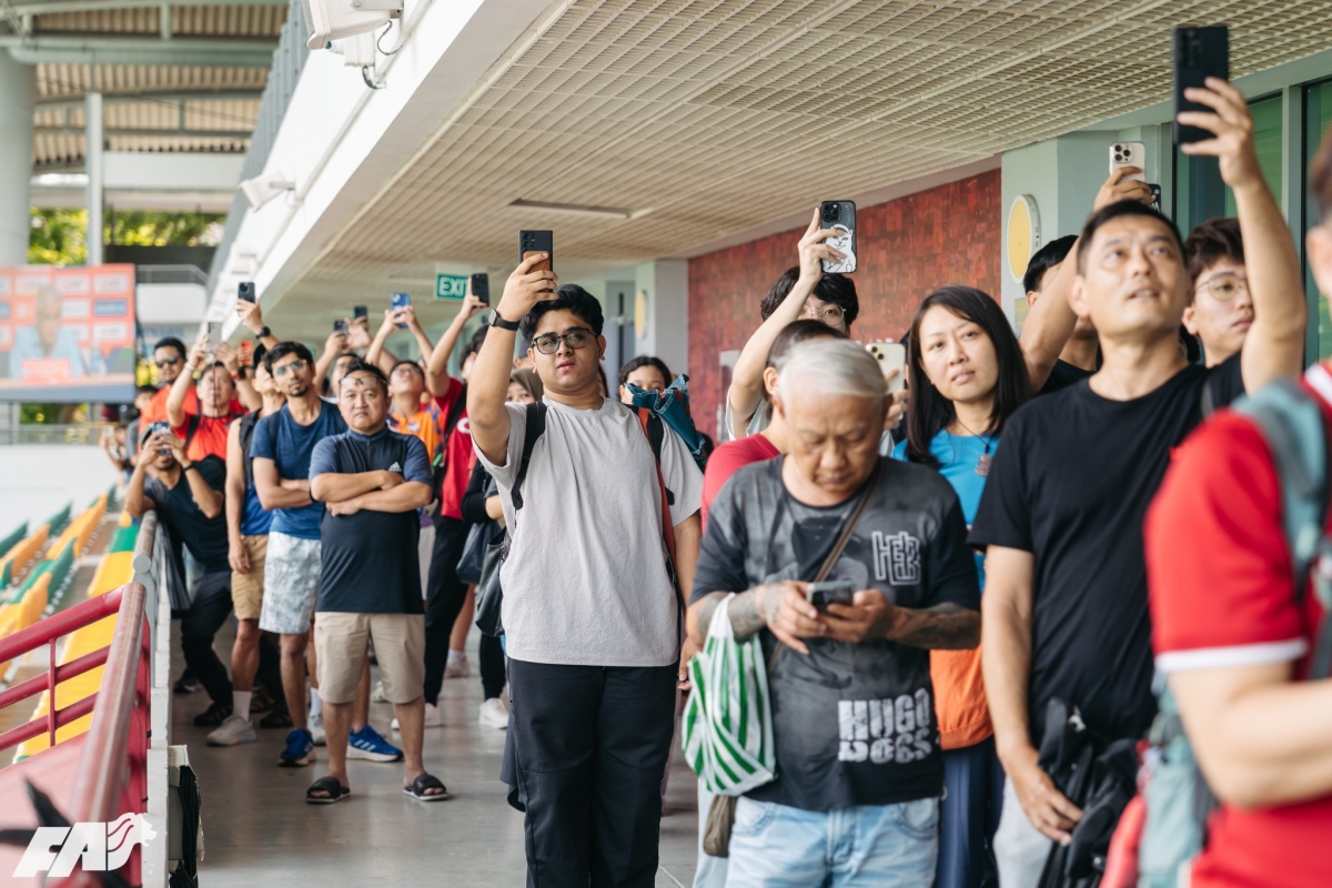 CĐV Singapore xếp hàng mua vé xem trận bán kết lượt đi giữa ĐT Singapore và ĐT Việt Nam. (Ảnh: FAS). 
