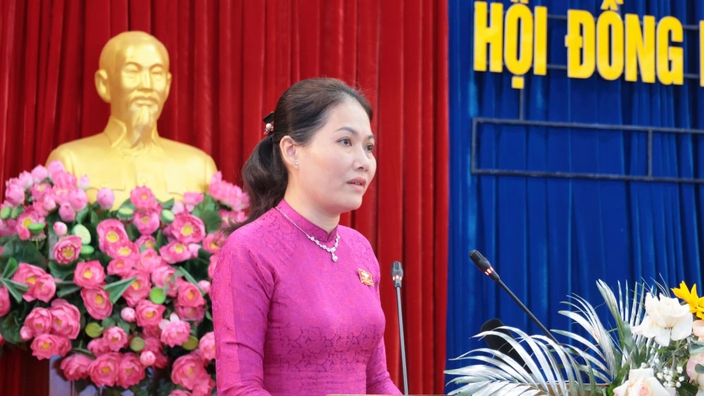 Bà Nguyễn Thị Nhật Hằng, Giám đốc Sở Giáo dục và Đào tạo tỉnh Bình Dương trả lời chất vấn