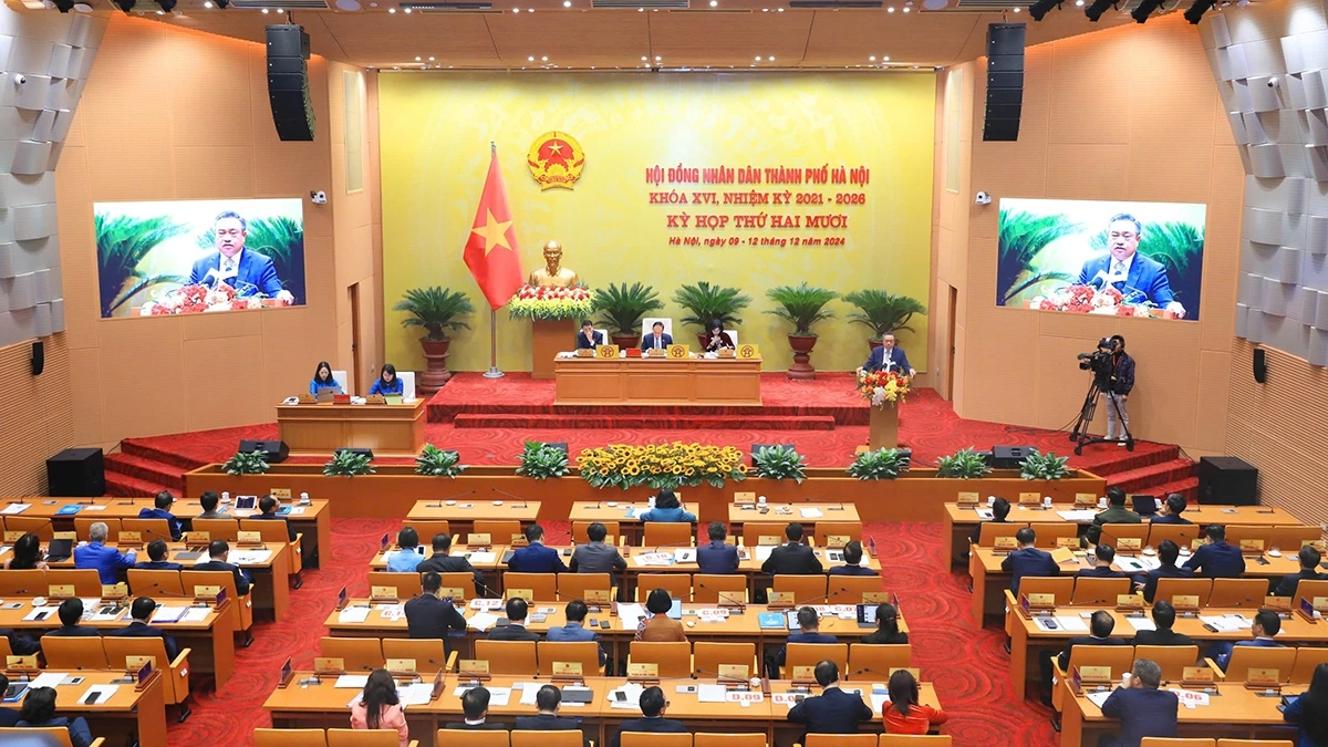 Chủ tịch UBND thành phố Hà Nội Trần Sỹ Thanh phát biểu làm rõ thêm các vấn đề đại biểu quan tâm tâm tại phiên chất vấn chiều 11/12