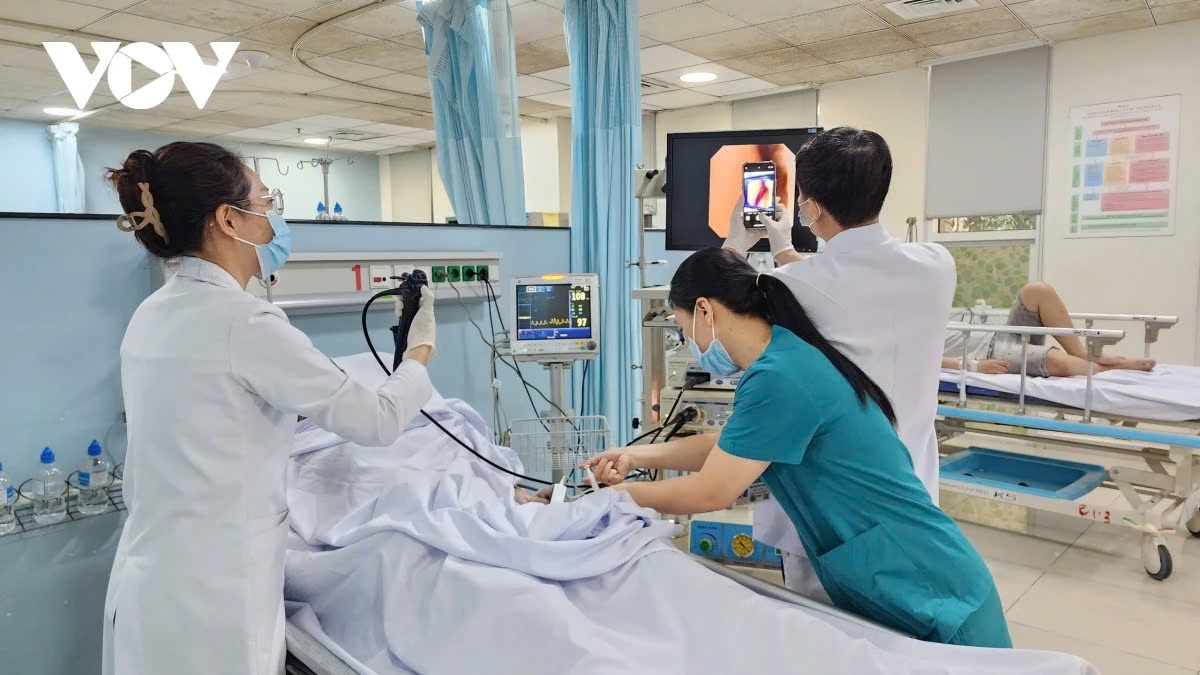Nạn nhân vụ cháy đang được kiểm tra, đánh giá tình trạng sức khỏe