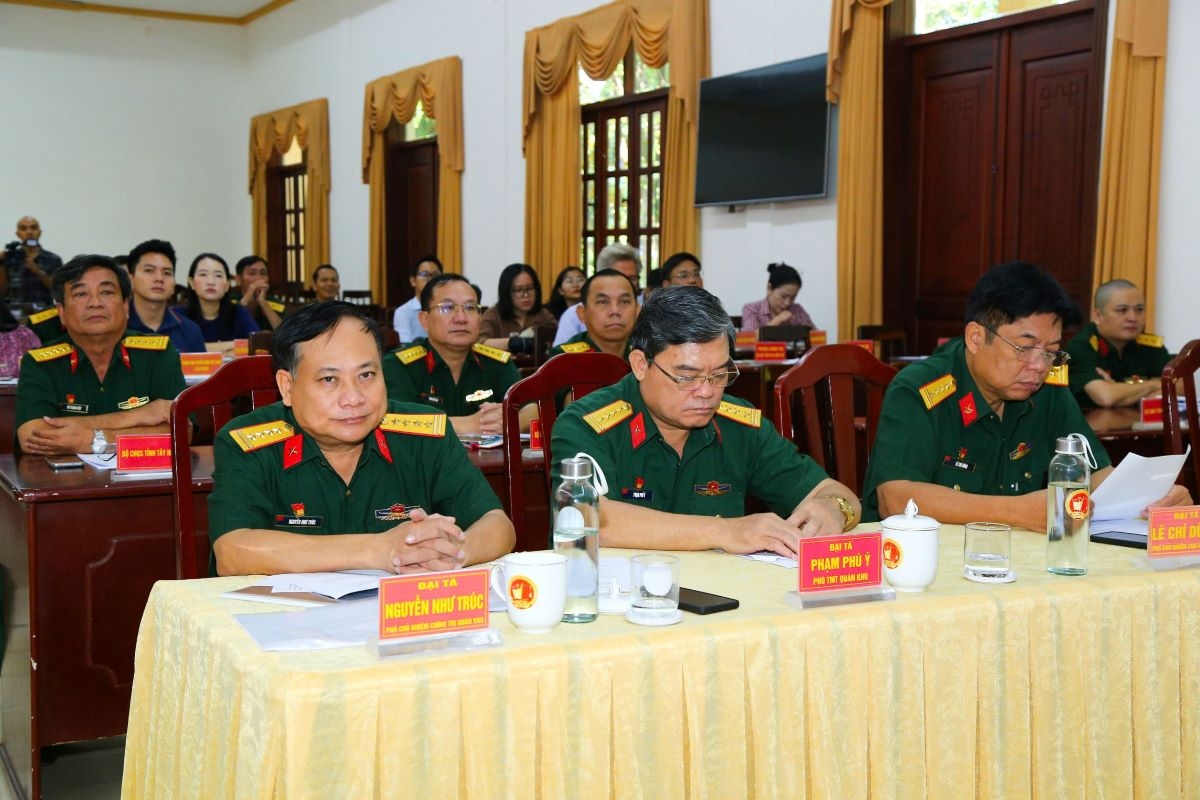 Đại diện lãnh đạo các đơn vị, địa phương, cơ quan báo chí nghe thông tin về chương trình "Xuân Chiến sĩ 2025" (ảnh: Đ.T)