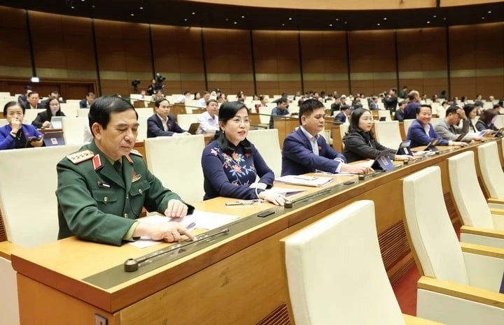 Đại biểu Quốc hội bấm nút thông qua Luật sửa đổi, bổ sung một số điều của Luật Sĩ quan Quân đội Nhân dân Việt Nam tại Kỳ họp thứ 8. (Ảnh: quochoi.vn)