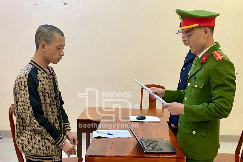 Cơ quan chức năng công bố các quyết định khởi tố vụ án, khởi tố bị can đối với Nguyễn Thành Long. (Ảnh: Báo Thái Nguyên)