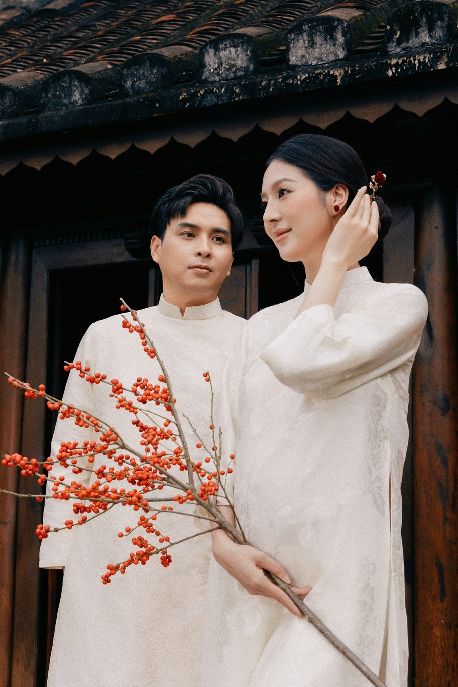 Nam ca sĩ chia sẻ khi con đầu lòng chào đời, cứng cáp, vợ chồng anh mới tổ chức đám cưới.