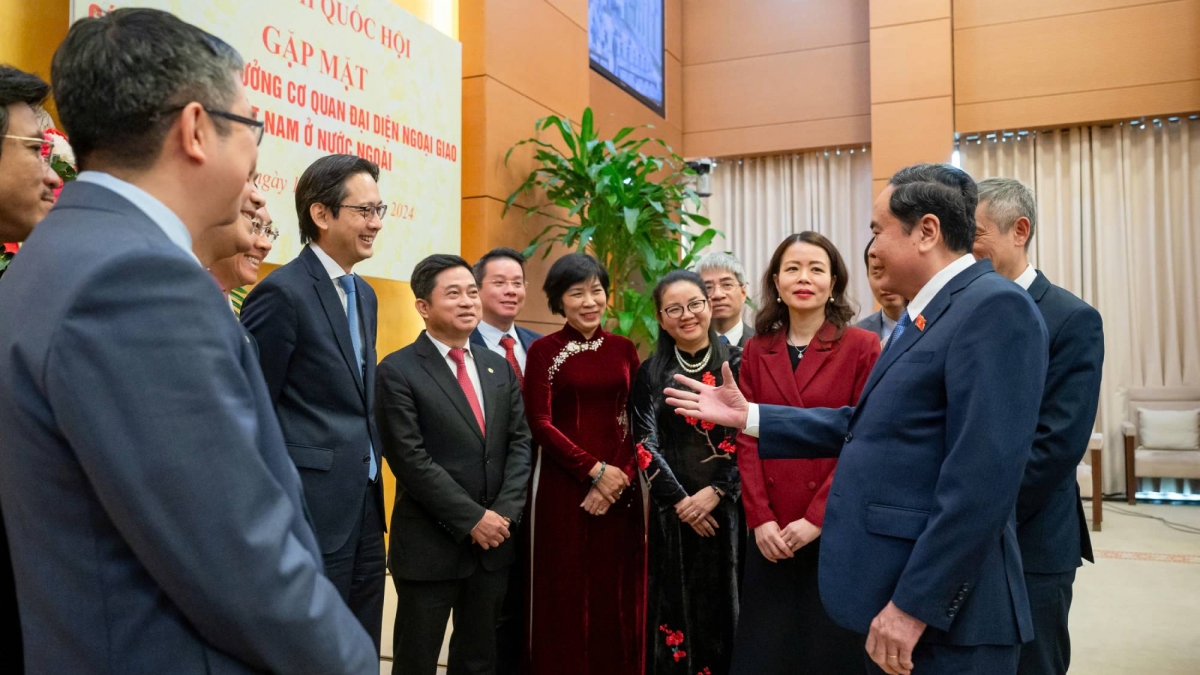 Chủ tịch Quốc hội Trần Thanh Mẫn trò chuyện với các Đại sứ, Trưởng cơ quan đại diện ngoại giao Việt Nam ở nước ngoài. 