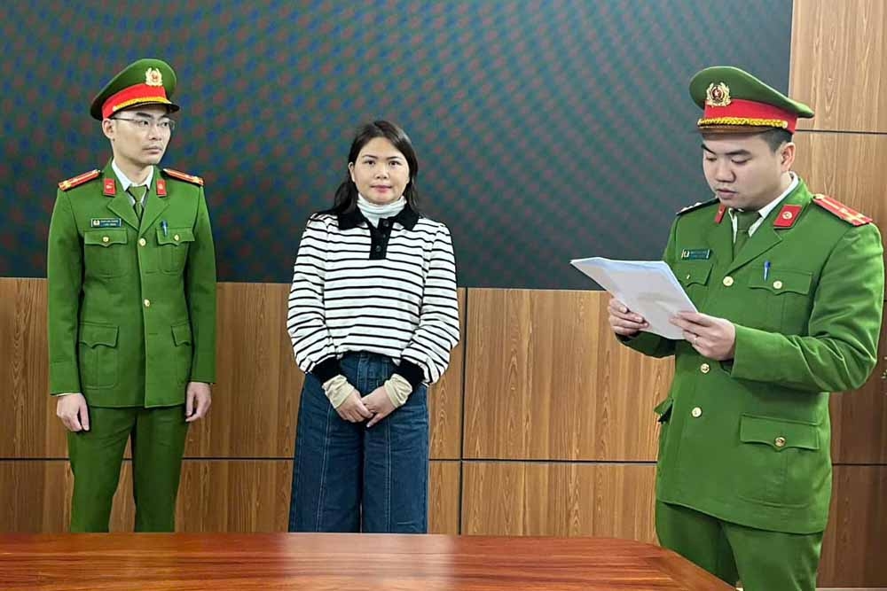 Cơ quan Cảnh sát điều tra, Công an tỉnh Lai Châu đọc lệnh bắt tạm gia đối với bị can Bùi Thị Thanh Nhài.