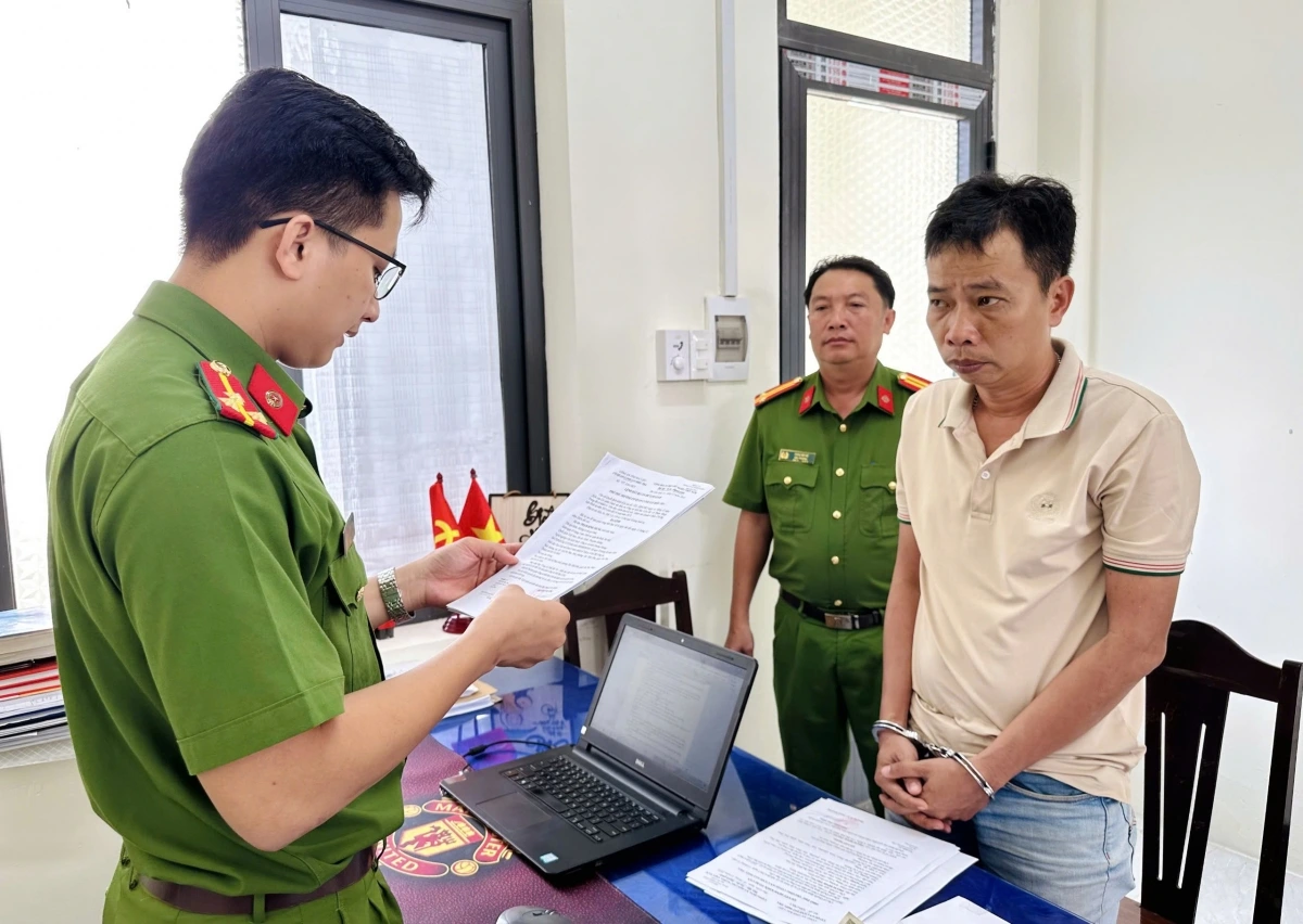 Cơ quan Cảnh sát điều tra tống đạt quyết định khởi tố, bắt tạm giam Phạm Đình Trung. Ảnh: Trọng Nguyễn