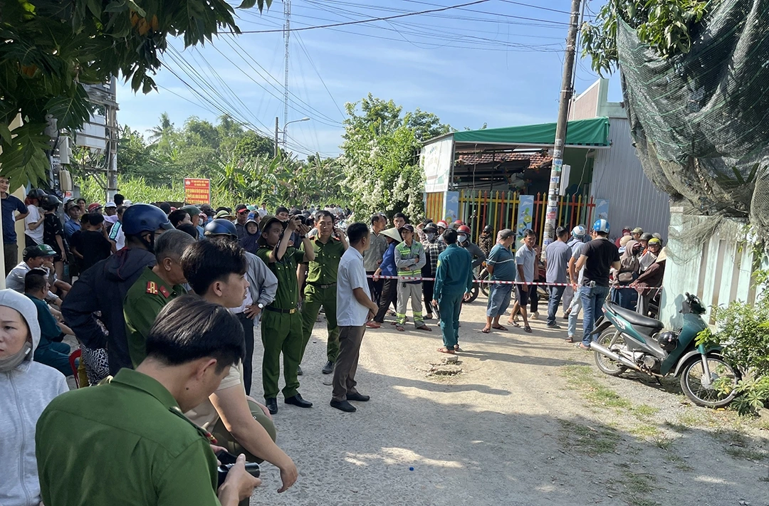Cơ quan công an phong tỏa hiện trường nơi Thuyết ra tay sát hại người thân.