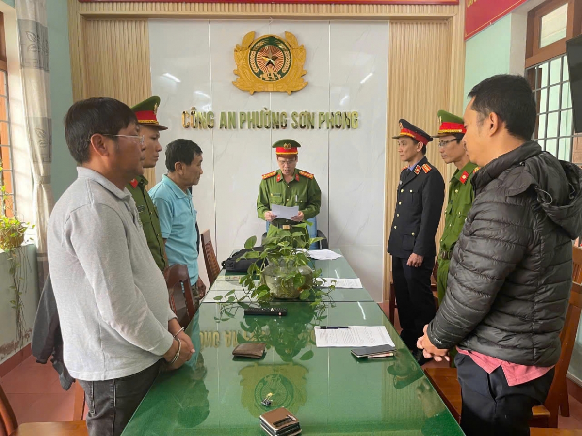 Cơ quan công an tống đạt quyết định khởi tố bị can ông Võ Hữu Dũng (thứ nhất từ trái sang). Ảnh: CACC