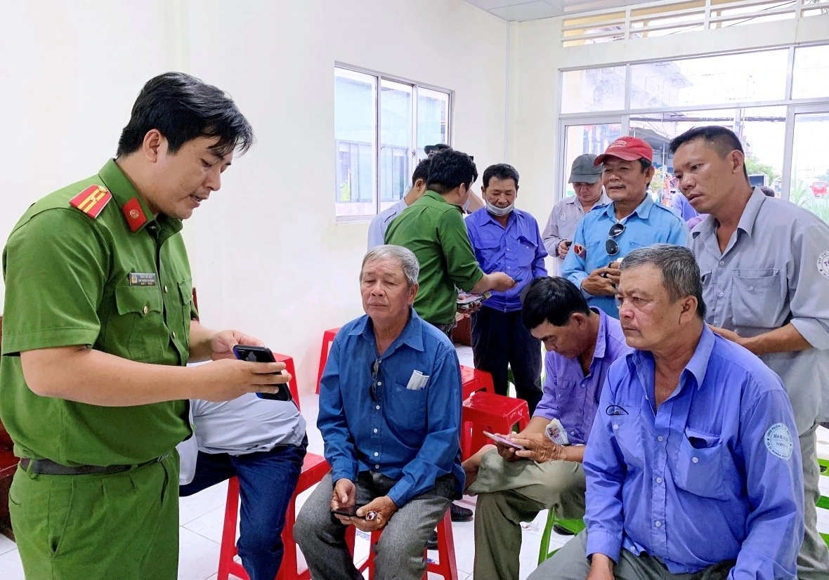 Lực lượng Công an cơ sở thường xuyên tuyên truyền phương thức, thủ đoạn, tội phạm lừa đảo chiếm đoạt tài sản trên không gian mạng (Ảnh: KT)