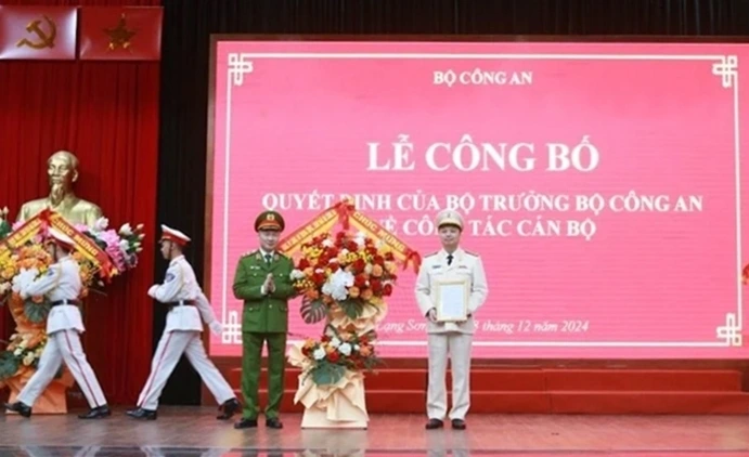 Thứ trưởng Bộ Công an trao quyết định và tặng hoa chúc mừng Đại tá Nguyễn Tiến Trung, tân Giám đốc Công tỉnh Lạng Sơn. (Ảnh: Báo Lạng Sơn).