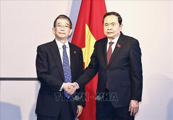 Chiều 7/12 (theo giờ địa phương) tại Nagasaki, Chủ tịch Quốc hội Trần Thanh Mẫn đã tiếp Chủ tịch Hội Hữu nghị Nagasaki - Việt Nam Tomioka Tsutomu và các thành viên Hội.