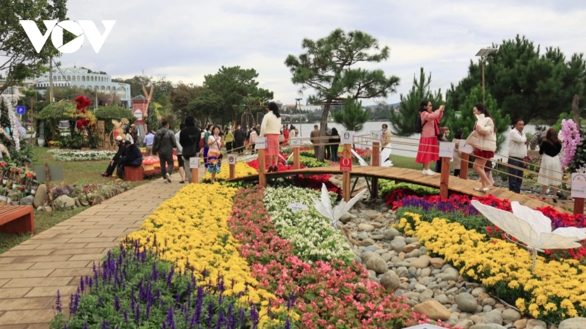 The event presents nearly 500,000 pots of around 100 species of flowers.