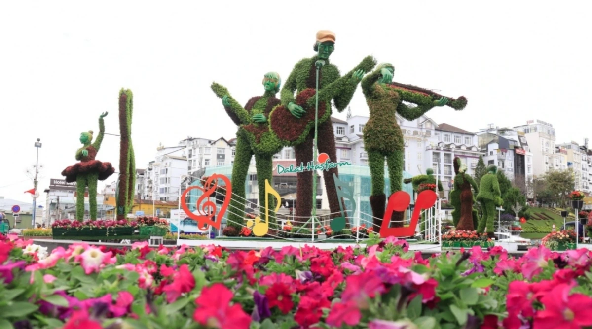 Opening with the theme of “Da Lat Flowers – Symphony of Colours”, the festival this year will include a total of 10 main events, such as a New Year’s music show, an international seminar on green tourism and cultural industries, and a flower parade.