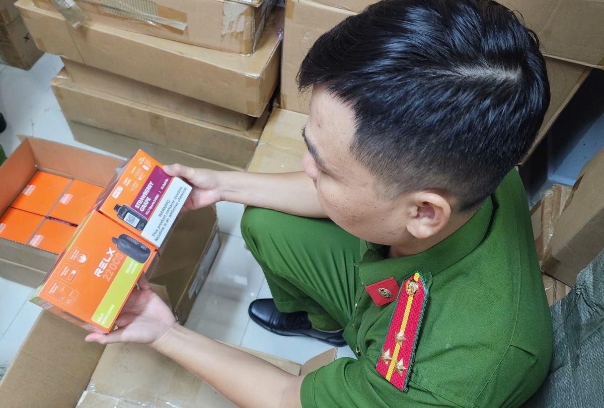 Công an kiểm tra sản phẩm thuốc lá điện tử