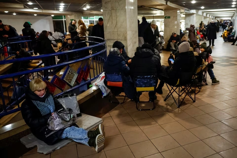 Người dân Ukraine trú ẩn trong nhà ga tàu điện ngầm trong lúc Nga tiến hành không kích sáng 13/12. Ảnh: Reuters