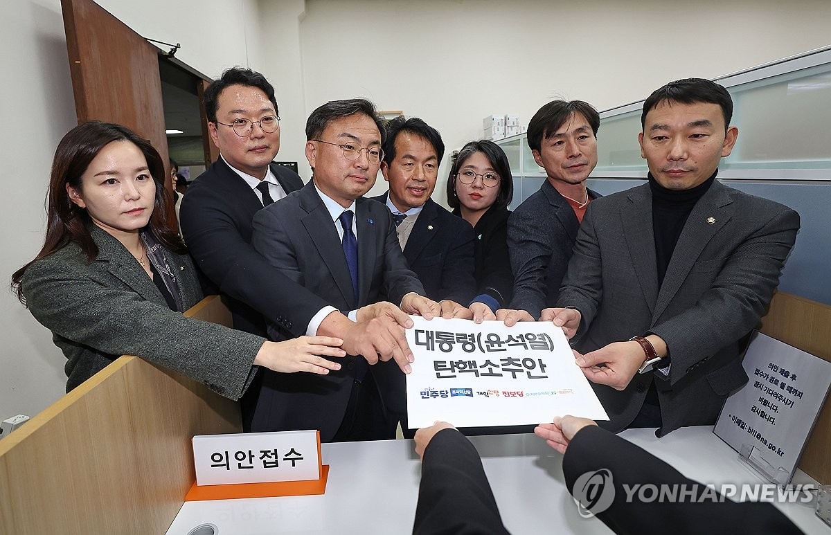 Các đảng đối lập ở Hàn Quốc khởi động đề xuất luận tội Tổng thống Yoon Suk Yeol, ngày 4/11/2024. Ảnh: Yonhap