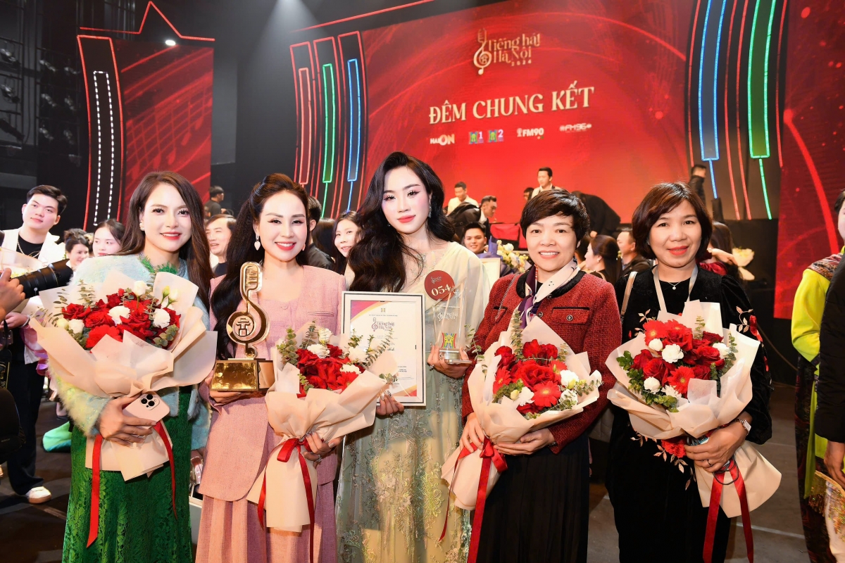 Đặng Ngọc Anh cùng 2 người thầy là NSƯT Hà Phạm Thăng Long và Tiến sĩ âm nhạc Nguyễn Khánh Ly.