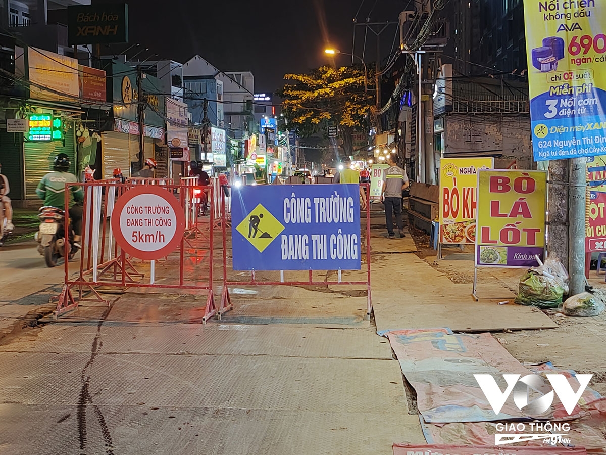 Rào chắn công trình trên đường Nguyễn Duy Trinh (TP Thủ Đức)