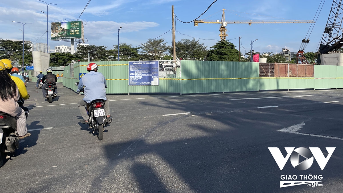 Các công trình trọng điểm như nút giao An Phú (Tp Thủ Đức) rào chắn vẫn án ngữ trong suốt thời gian dài