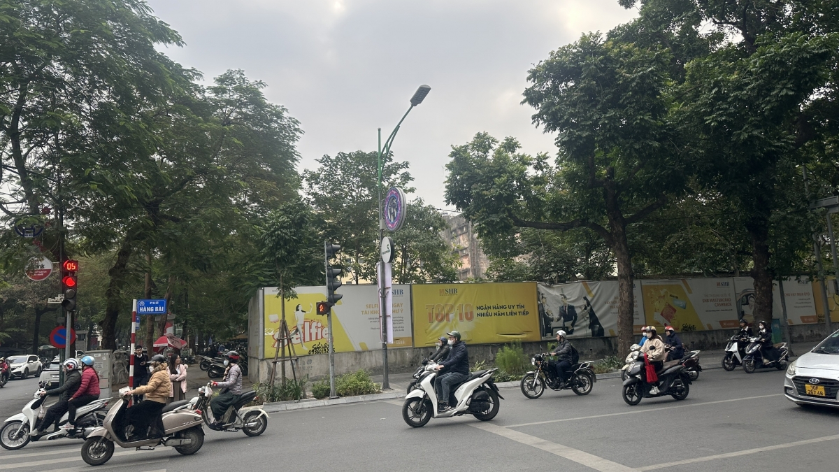 Dự án Tổ hợp Văn phòng, khách sạn, trung tâm thương mại, căn hộ để bán, sau 9 năm được giao đất.
Dự án này có 3 mặt tiền phố Lý Thường Kiệt, phố Hàng Bài, phố Vọng Đức của quận Hoàn Kiếm, thuộc khu đất vàng của Thủ đô, nhưng dự án xây dựng trụ sở của ngân hàng SHB vẫn chưa thể thành hình. Vướng mắc trong vấn đề quy hoạch.
 
