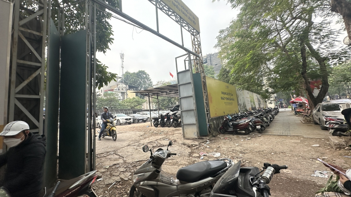 Khu đất hiện làm bãi trông giữ xe. Ngoài ra, Chủ tịch UBND thành phố Hà Nội cũng cho ý kiến đối với Dự án đầu tư kinh doanh hạ tầng kỹ thuật cụm công nghiệp CN3 tại xã Mai Đình và xã Tiên Dược, huyện Sóc Sơn; Việc quản lý các cơ sở nhà, đất là trụ sở các cơ quan Trung ương và địa phương trên địa bàn quận Hà Đông. 