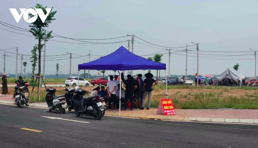 Cò đất bên ngoài khu vực đang diễn ra đấu giá đất tại huyện Phúc Thọ (Hà Nội)
