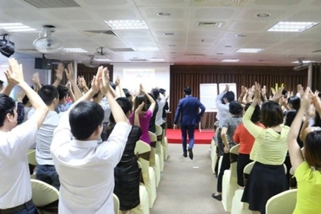 Các đối tượng bán hàng đa cấp bất chính sẽ đánh vào tâm lý sinh viên không phân biệt được hoạt động đa cấp bất hợp pháp, lại bị vẻ hào nhoáng bên ngoài của đối tượng lừa đảo tung ra để dẫn dụ.