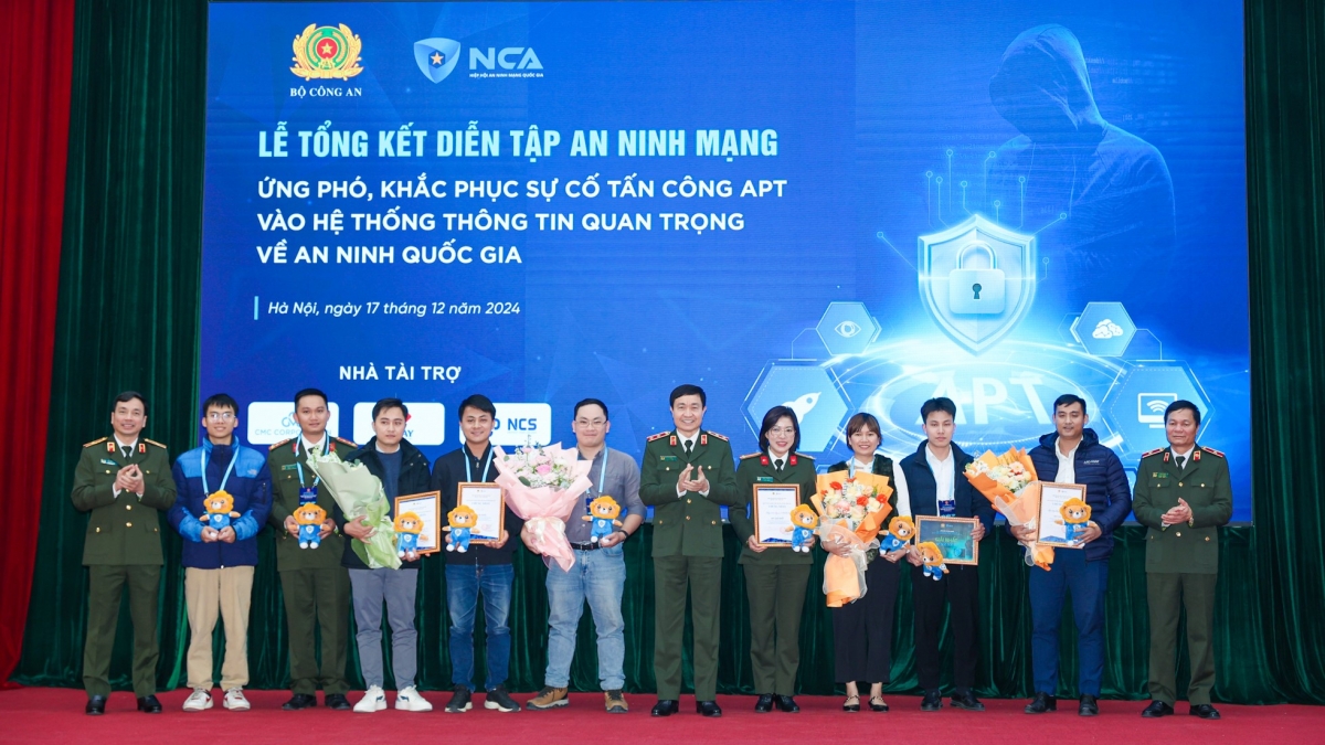 Các đội thi được trao thưởng tại chương trình diễn tập
