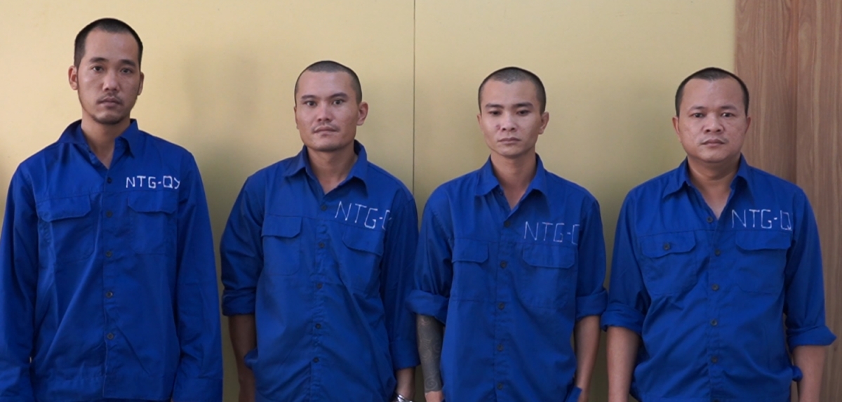 Đinh Văn Lực (ngoài cùng bên phải) cùng các đối tượng bị khởi tố, tạm giam để điều tra về hành vi “Gây rối trật tự công cộng”